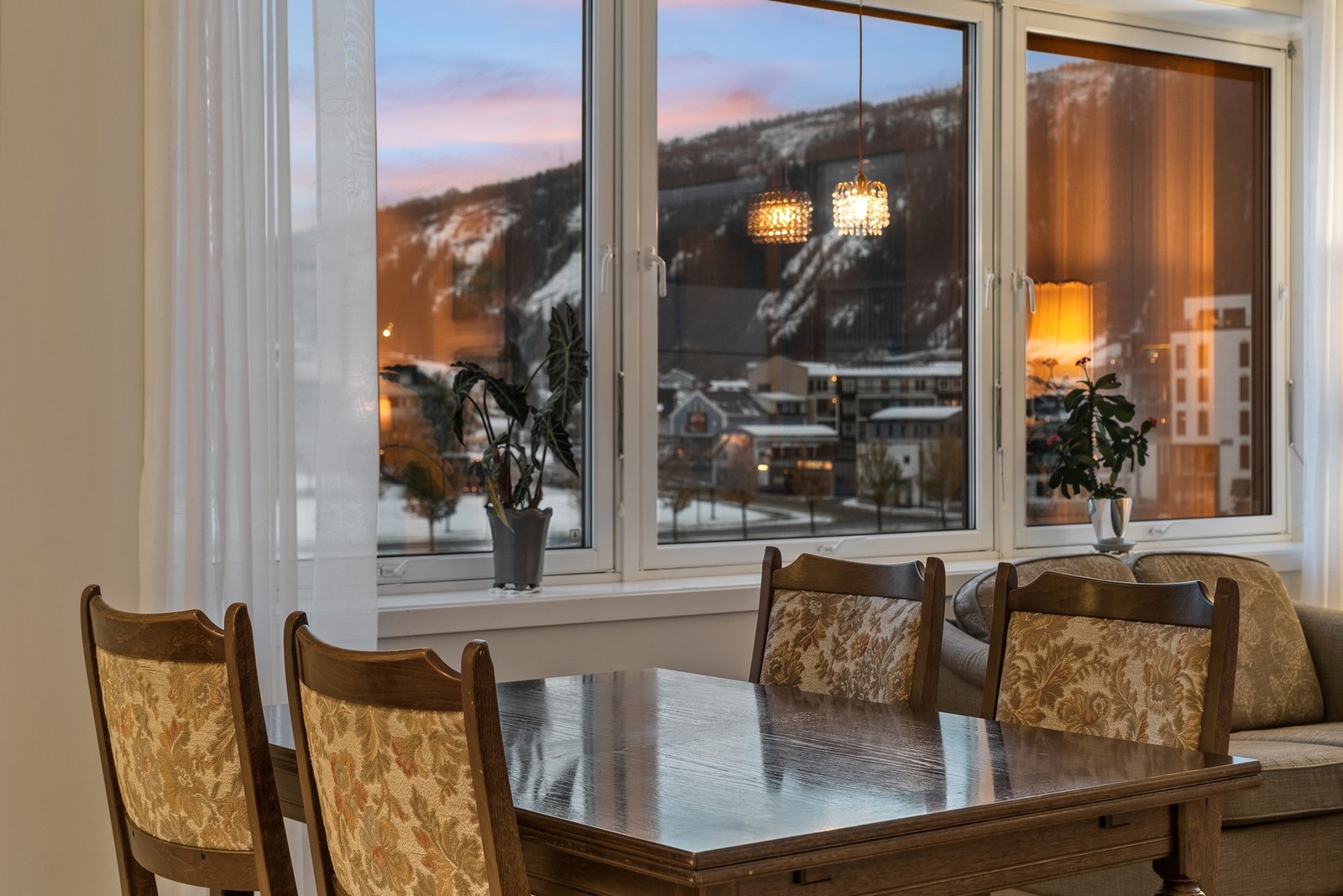 Utsikt mot sentrum og Mofjellet. Galleribilde