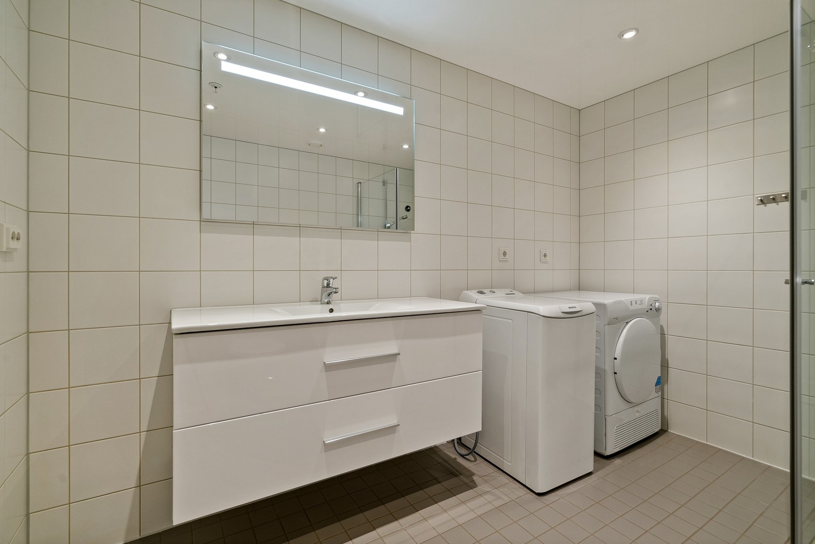På badet er det plass til både vaskemaskin og tørketrommel. Galleribilde