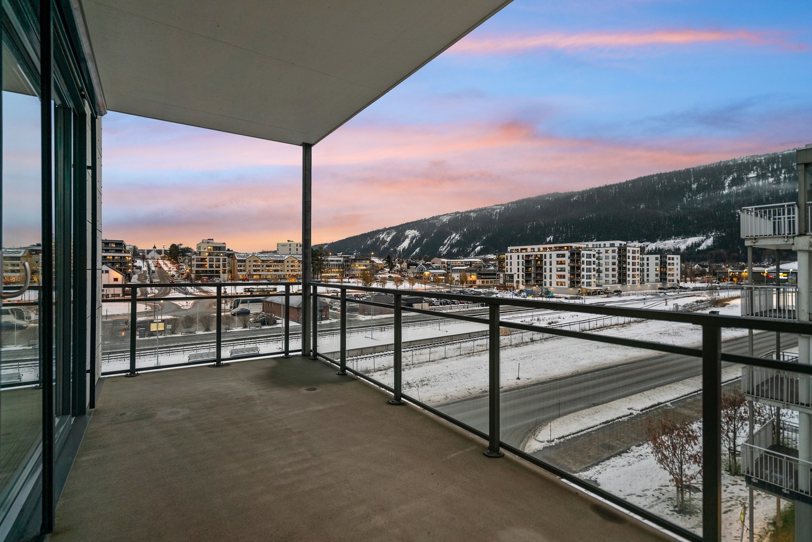 Herfra er det flott utsikt mot sentrum, og man kan se helt opp til Mo kirke. Galleribilde