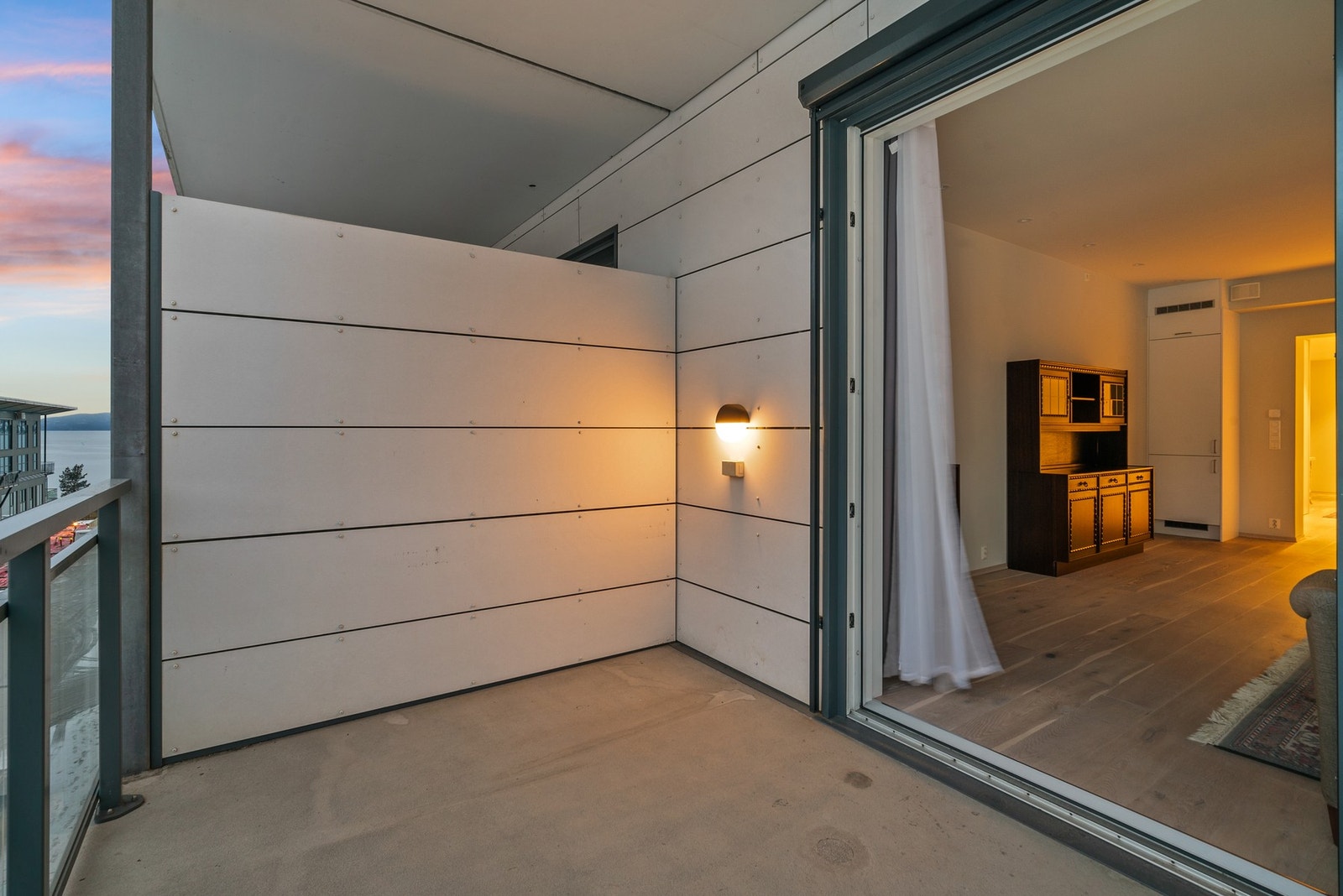 Balkongen er på ca. 12 kvm. Galleribilde