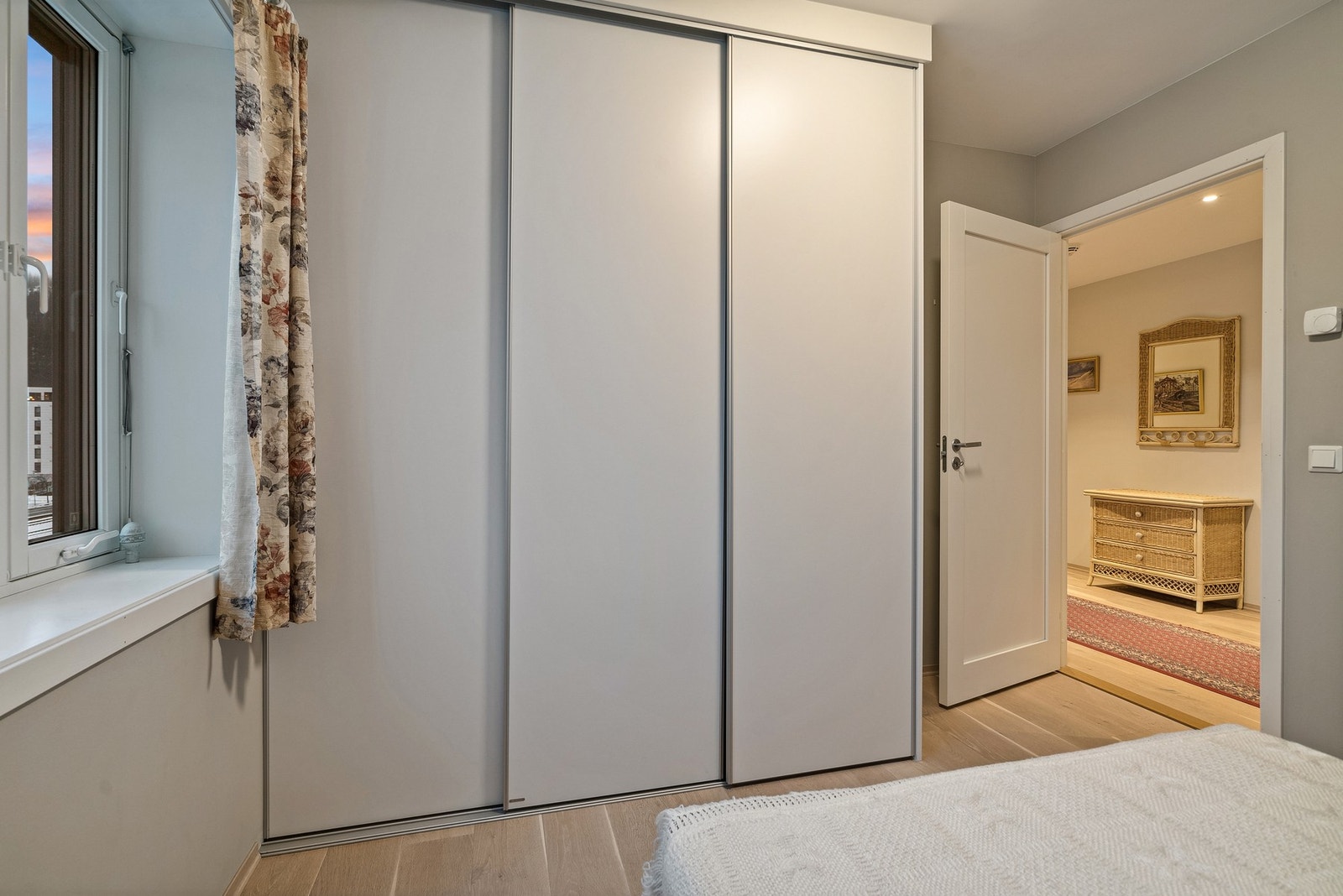 Soverom 1 har en praktisk skyvedørsgarderobe, med mye oppbevaringsplass. Galleribilde