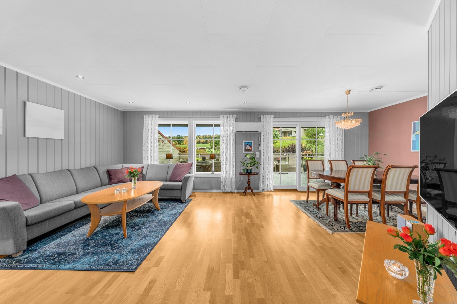 Det er god plass til spisebord og sofagruppe. Galleribilde