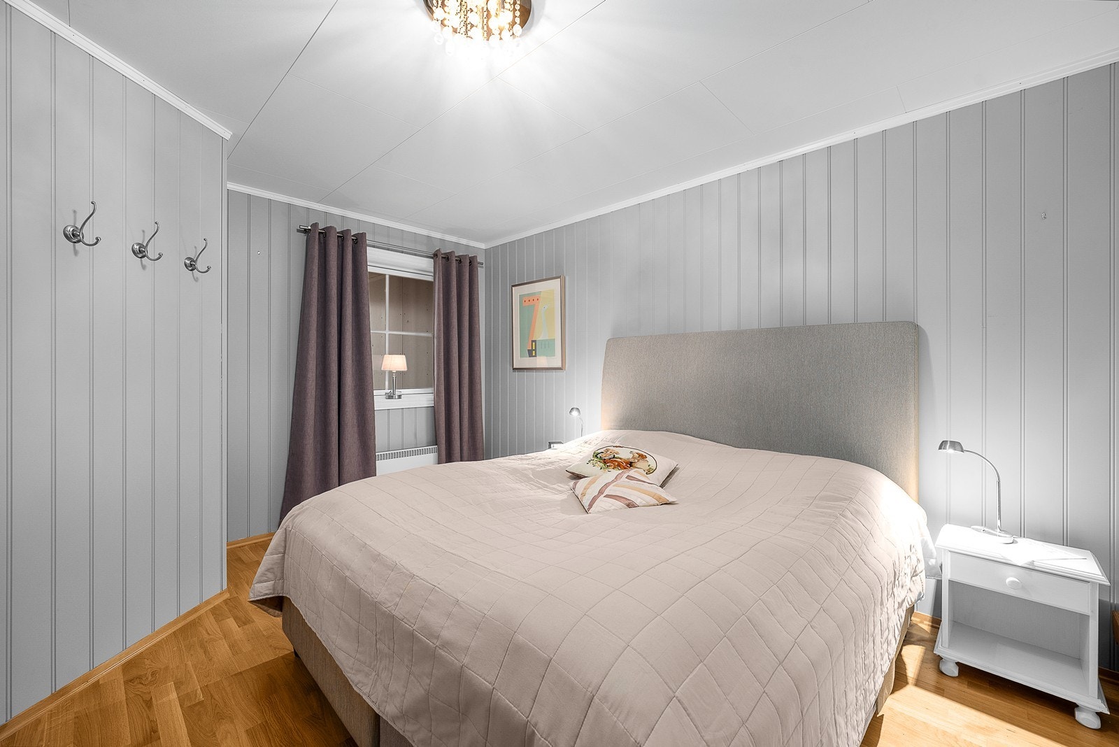 Hovedsoverom med plass til seng og tilhørende møblement. Galleribilde