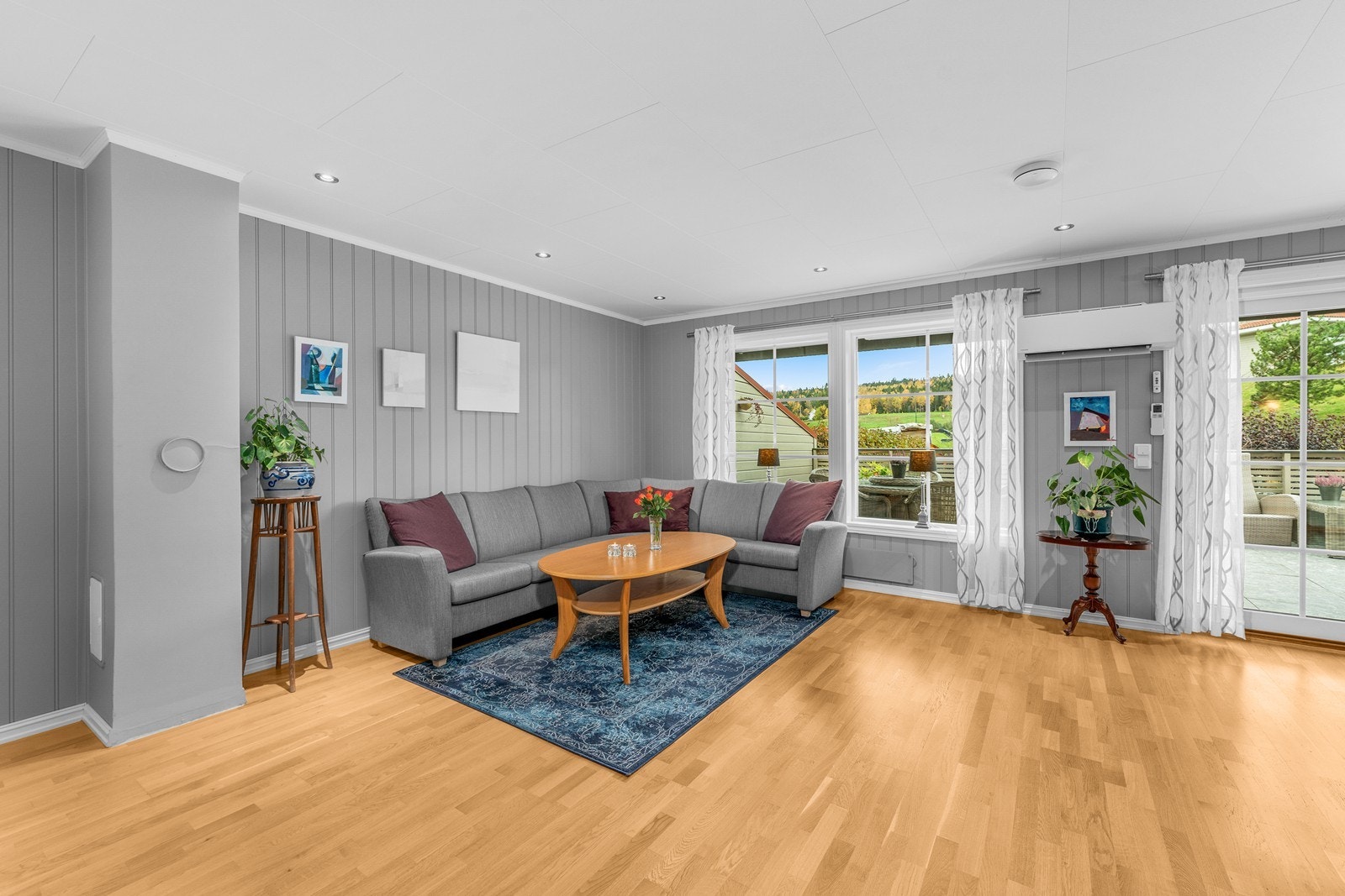 Romslig stue med utgang til solrik terrasse. Galleribilde
