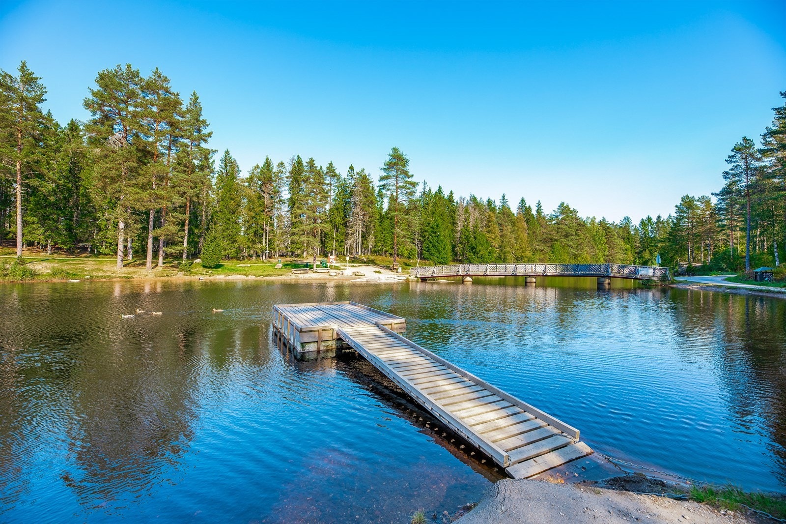 Nærhet til friarealer med gode muligheter for friluftsliv sommer som vinter. I Gjerdrum finner man både lysløyper for ski, Kniplia alpinsenter, fiske- og bademuligheter, golf, m.m. Galleribilde