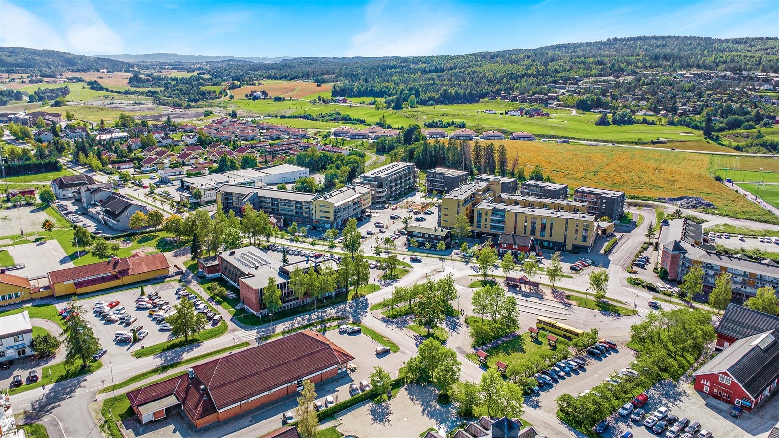 Gangavstand til Ask sentrum med forretninger og kollektivknutepunkt. Ask er kommunesentrum med godt utvalg av servicetilbud, helsetilbud, idrettshall/idrettsanlegg og kafeer. Galleribilde