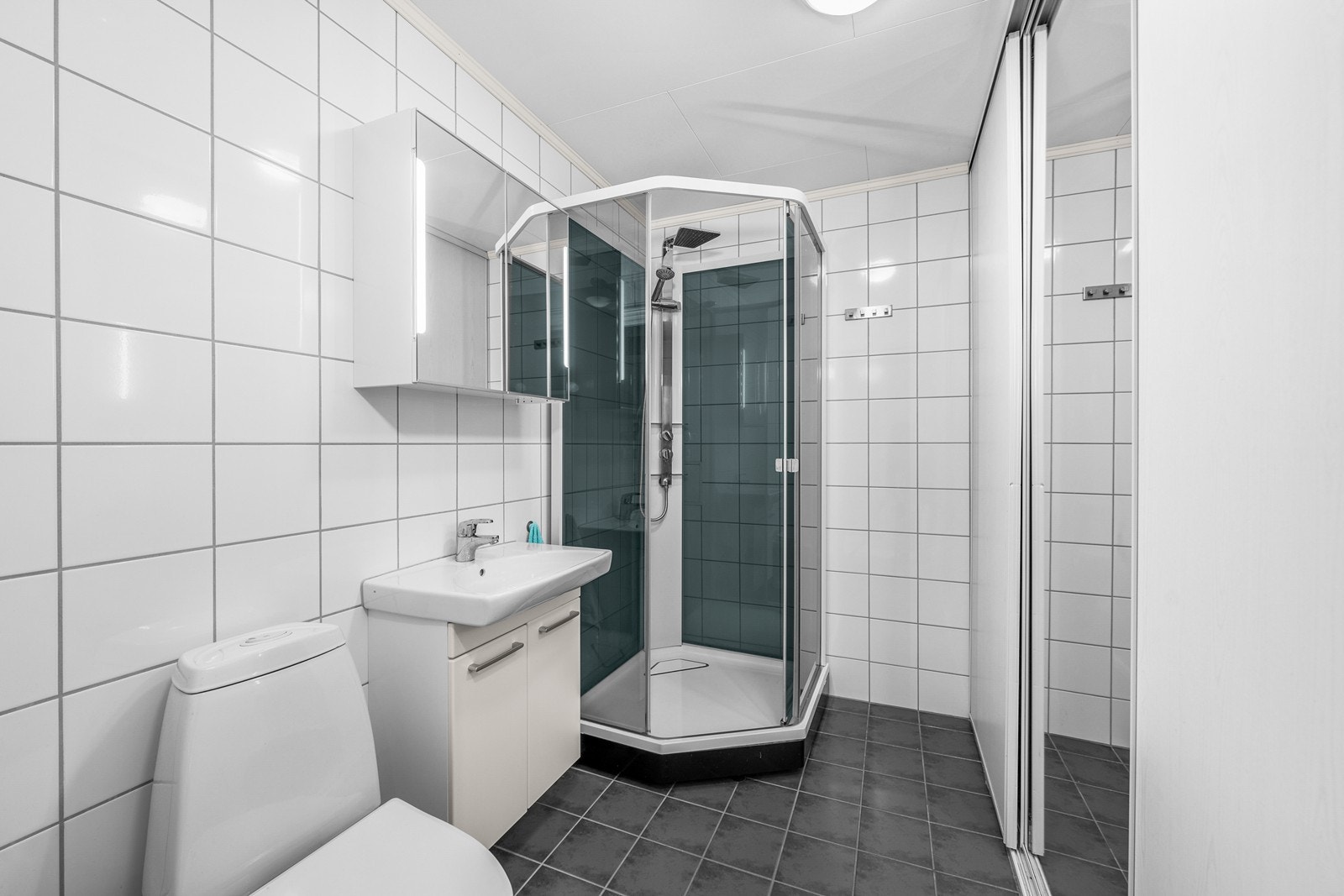 Innredningen på det andre badet består av innredning med nedfelt servant, toalett og dusjkabinett. Galleribilde