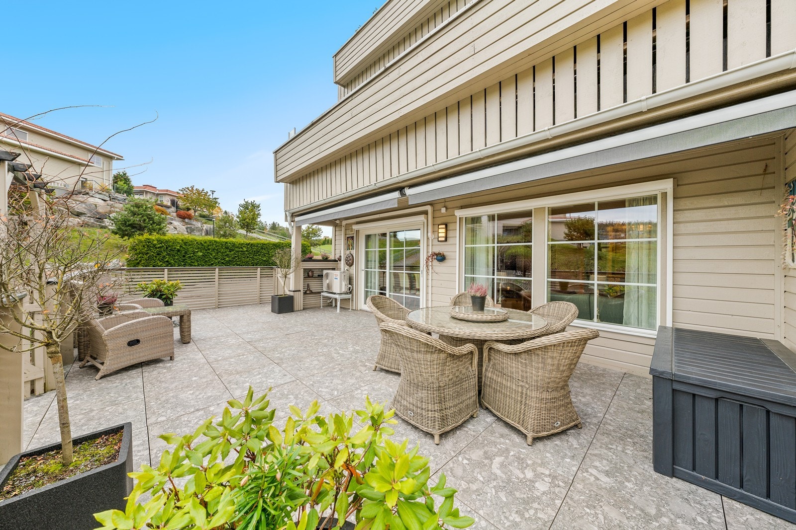 Stor solrik terrasse belagt med stein Galleribilde