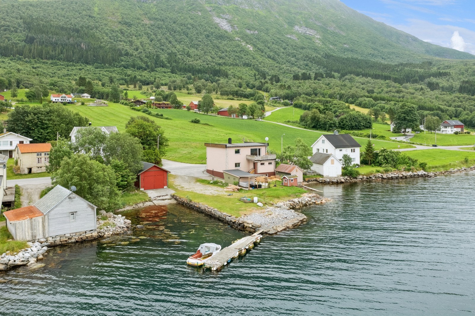 Område ved sjøen inkl. naust Galleribilde