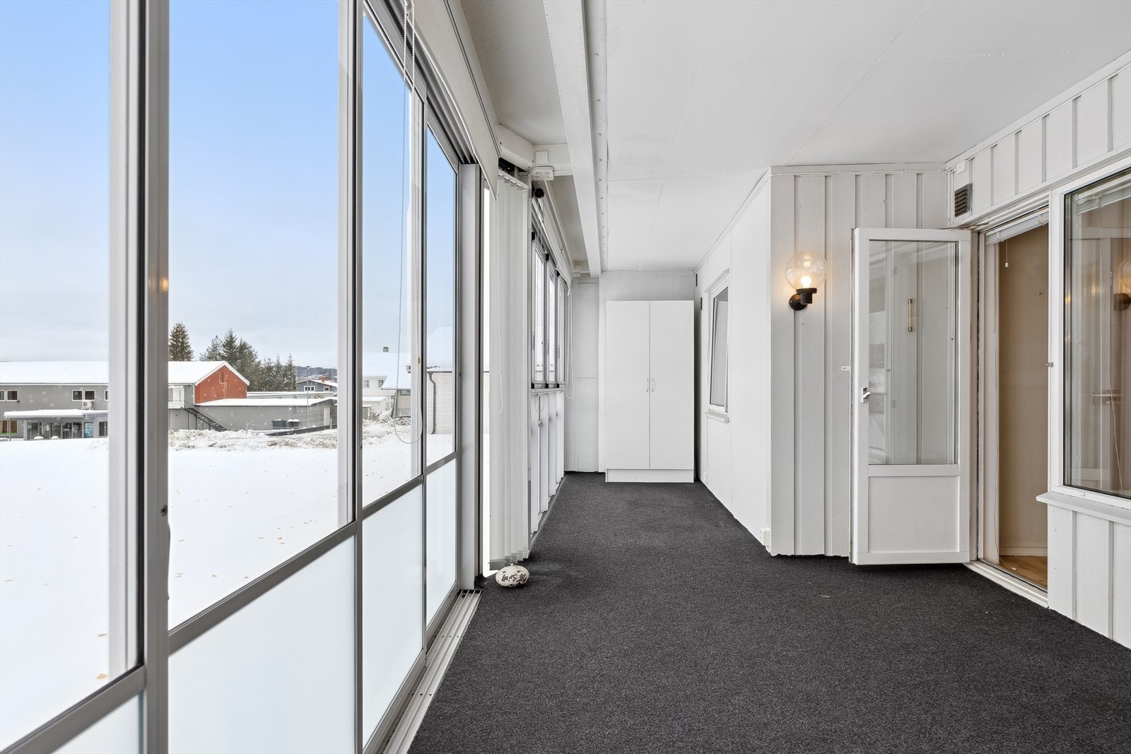 Romslig innglasset veranda som man kan bruke som en ekstra stue på sommertider Galleribilde
