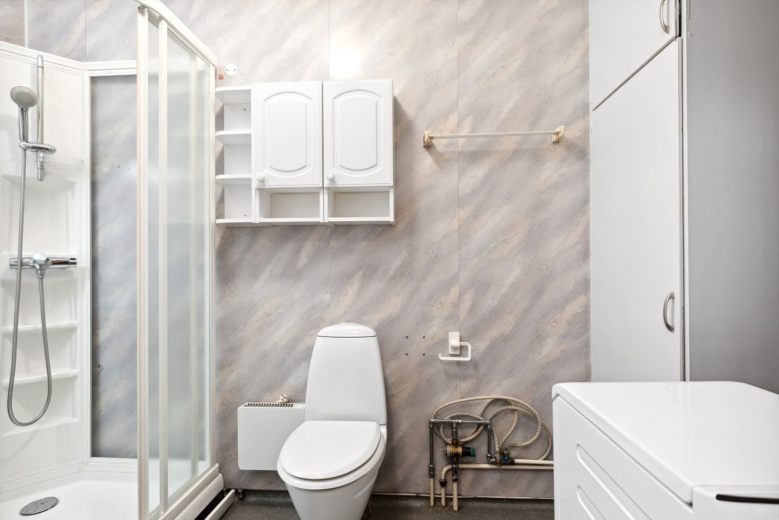 Badet har god oppbevaringsplass Galleribilde