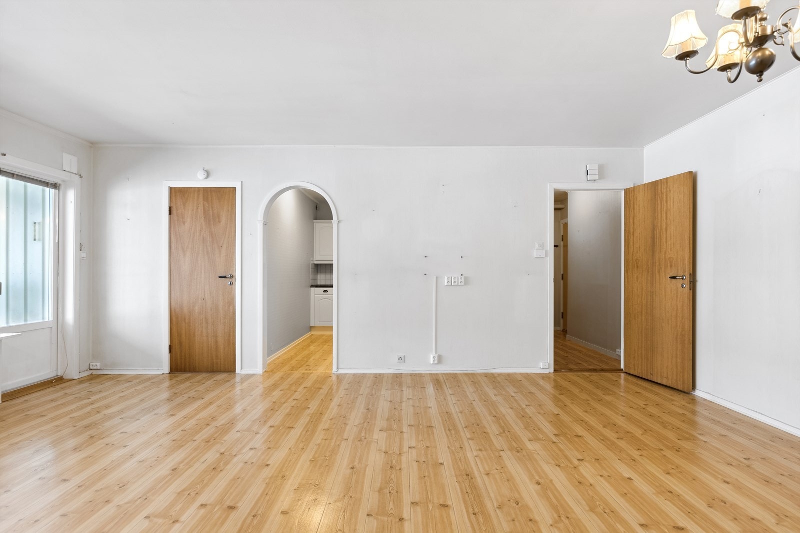 Fra stuen har man adgang til innglasset veranda på 23 m2 Galleribilde
