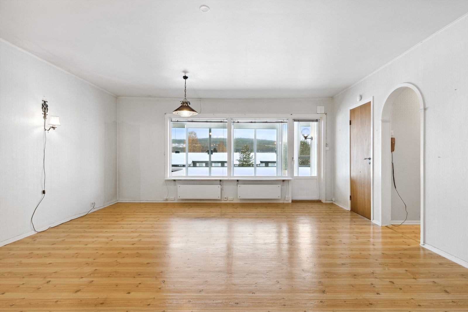 Stuen er romslig og har godt lysinnslipp Galleribilde