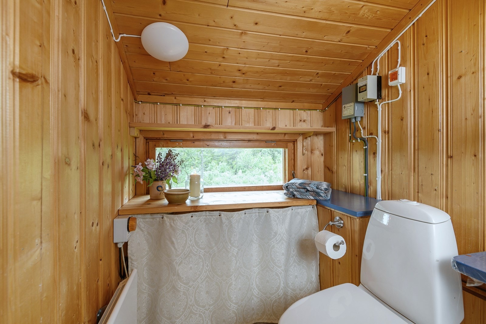 Badet er utstyrt med vannklosett, servant med ett-greps blandebatteri og dusjkabinett Galleribilde