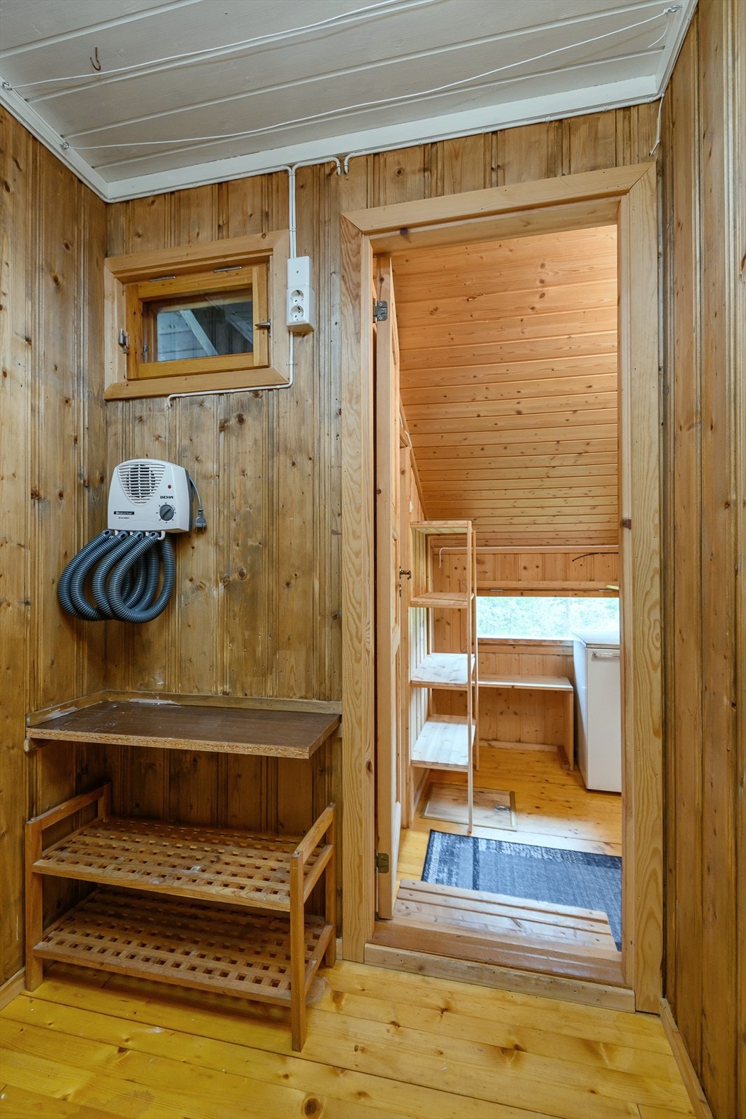 Fra bod med innvendig adkomst er det gjennomgang til bod med utvendig adkomst Galleribilde