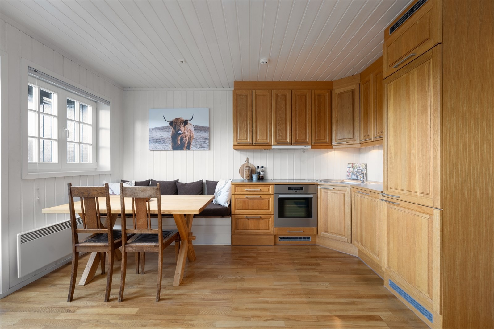 Pent kjøkken med integrerte hvitevarer. Kjøl/fryseskap, stekeovn, koketopp (keramisk), oppvaskmaskin. Galleribilde