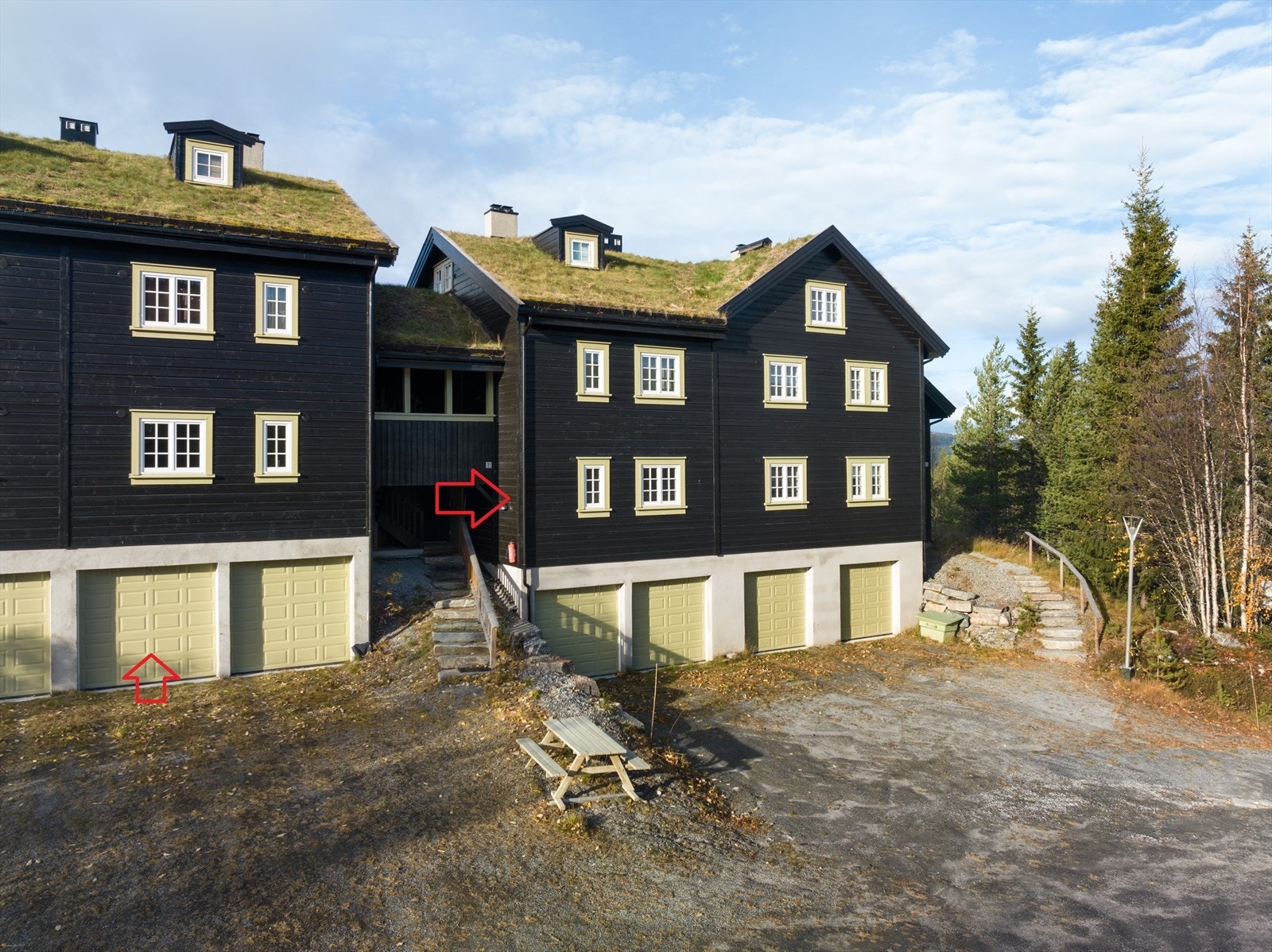 Denne leiligheten ligger i 1. etasje med direkte tilkomst til uteområde. Garasjen med bod ligger i bygget ved siden. Galleribilde