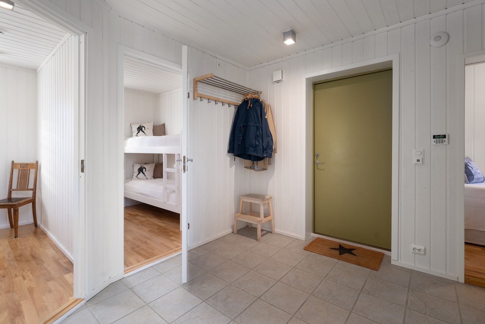 Gangen er romslig og med plass til skap eller kommode om ønskelig. Her er det også termostatstyrt varme i flisgulvet. Galleribilde