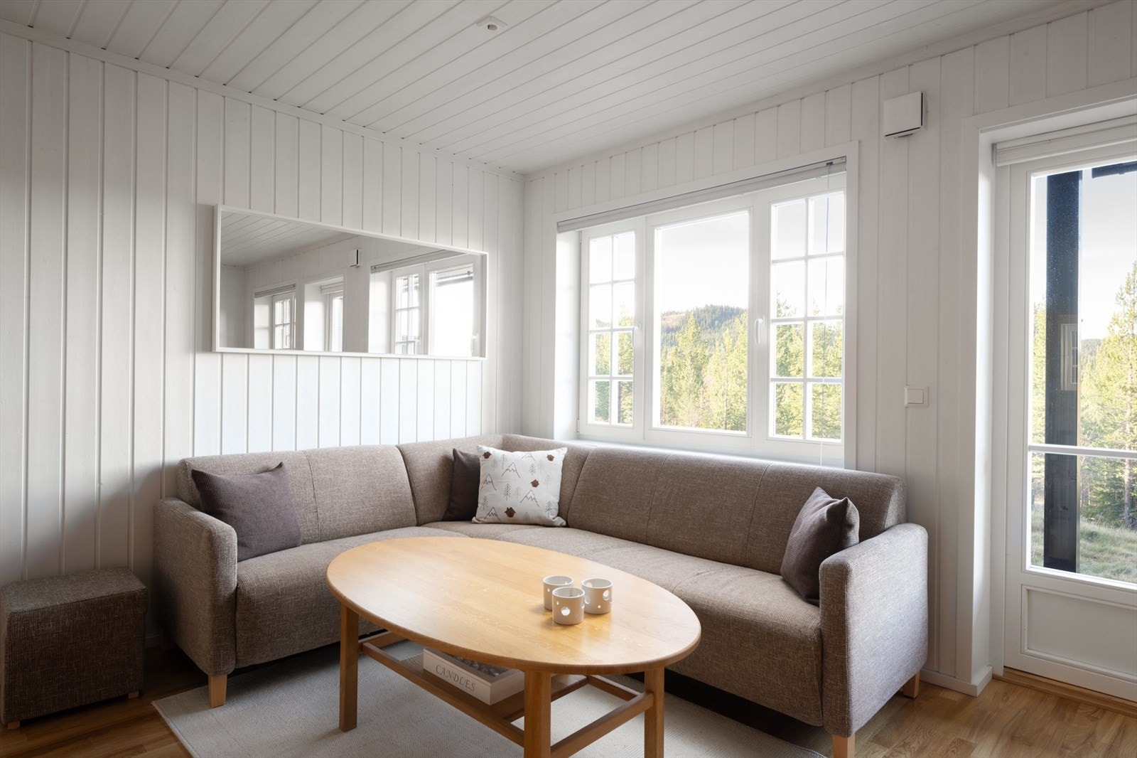 Rikelig med vinduer som slipper inn bra med lys og utsikt mot golfbanen og til omkringliggende fjell. Galleribilde