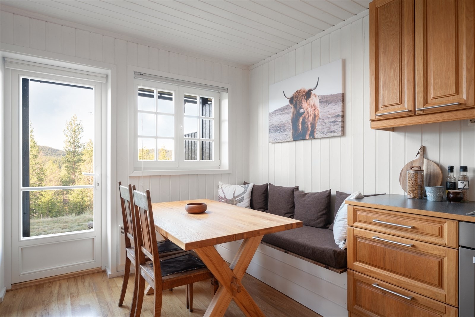 Spisestue med benk mot vegg med smart oppbevaringsrom under. Galleribilde