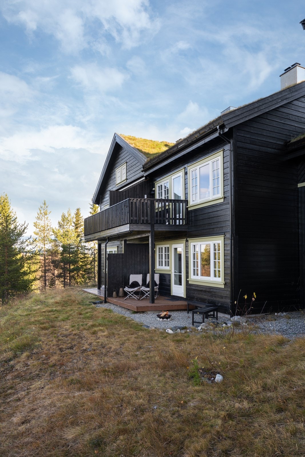 Pent uteområde mot vest hvor en kan nyte den lange solgangen. Galleribilde