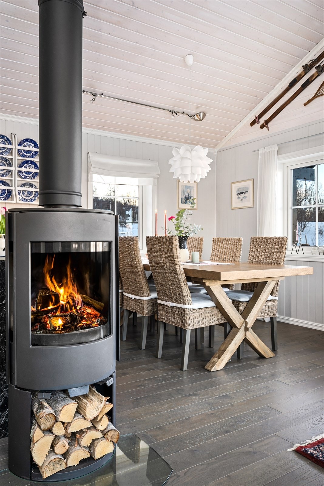 En peisovn med tre glassfelt gir ekstra varme og hygge, og flammene kan ses fra nesten hele rommet. Galleribilde