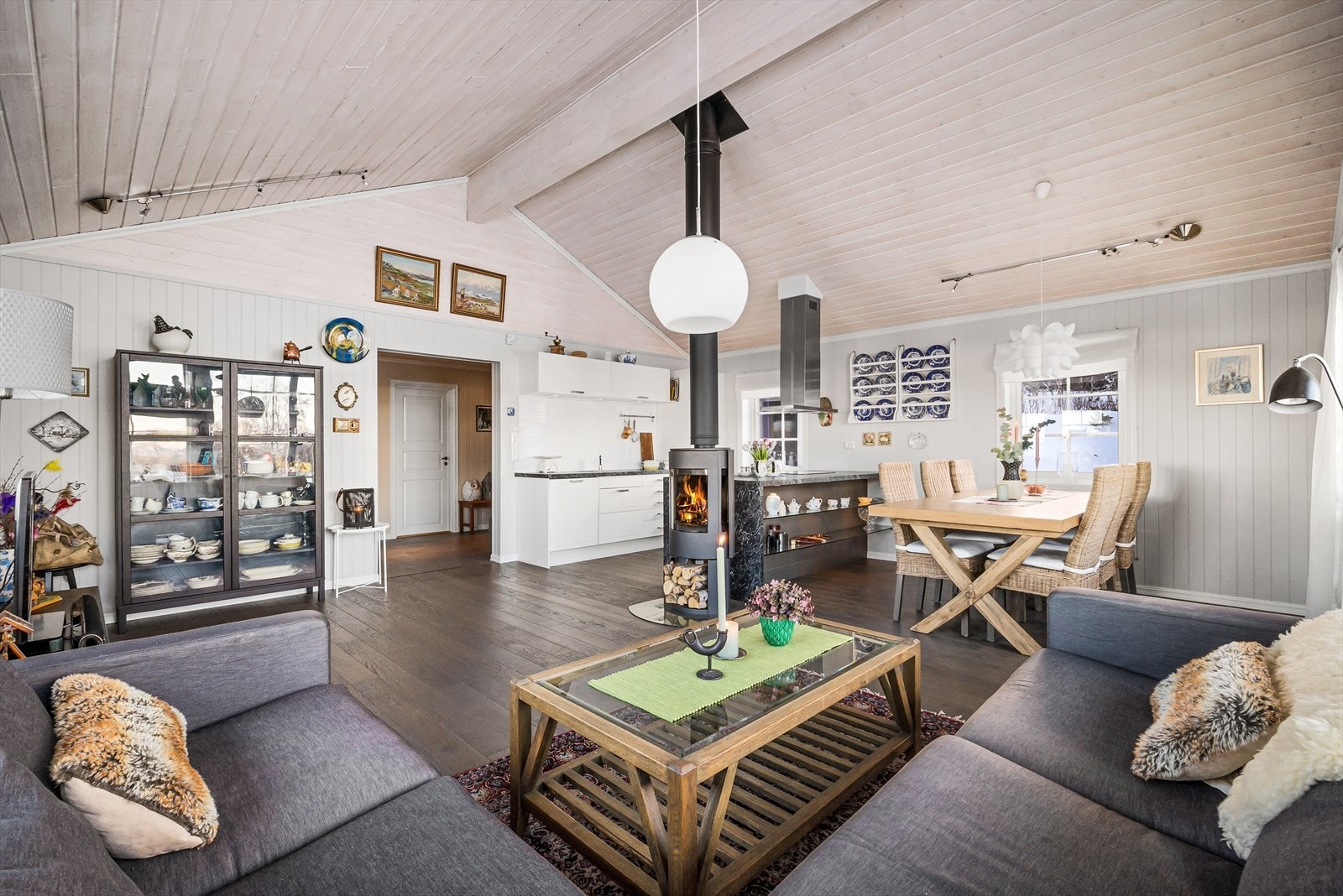 Taket er mønet og rommet har gjennomgående lys. Galleribilde