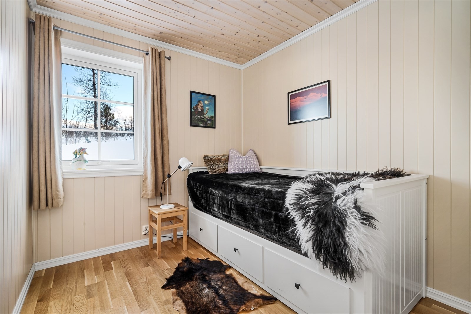 Soverommene har panelplater på veggene, panel i taket og parkett på gulvet. Galleribilde