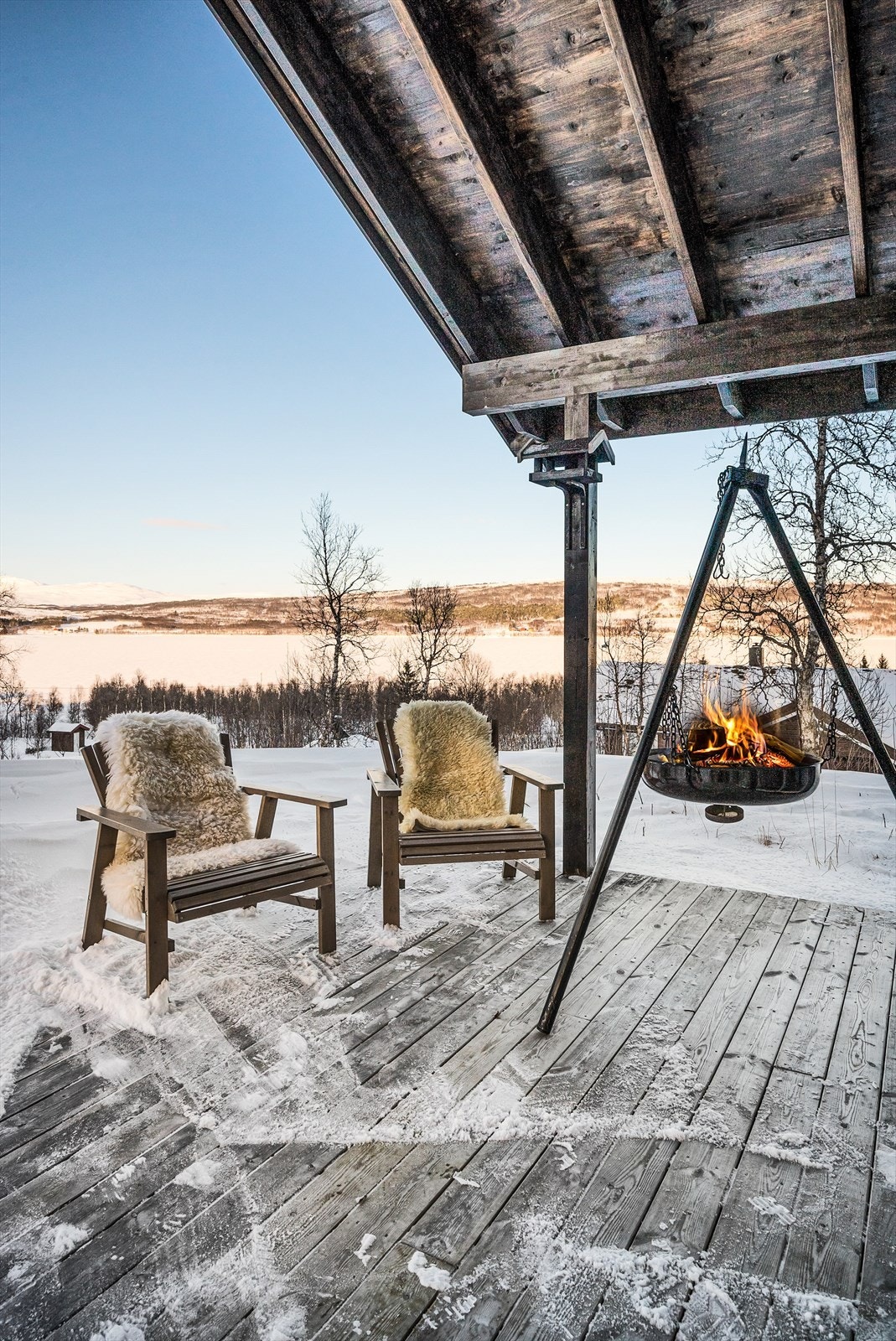 Etter skituren har man nok av plass å boltre seg fast på ved bålpannen. Her har man plass til familie og venner! Galleribilde