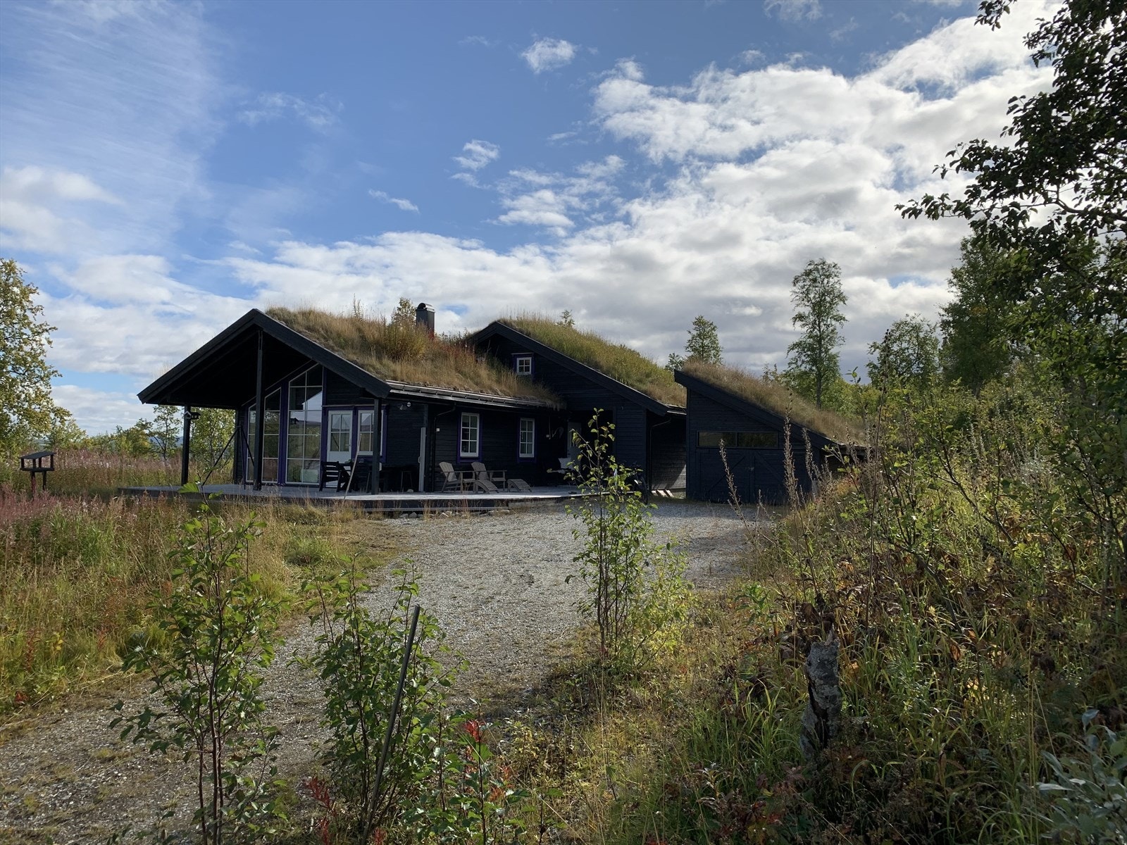 Hytta ligger bakerst i feltet med friområde bak og har nydelig, vidstrakt utsikt mot Skarven og innsjøen Aursunden. Galleribilde