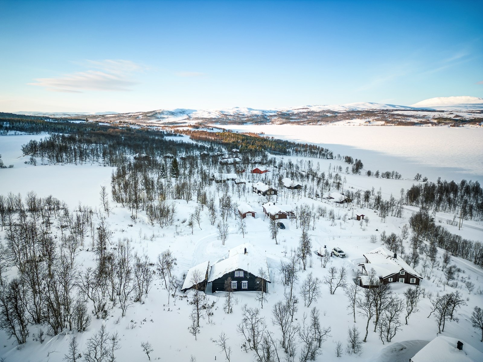 Utsikten er vidstrakt og flott mot Aursunden og Skarven. Det er bare en kort gangtur å gå ned til vannet. Galleribilde