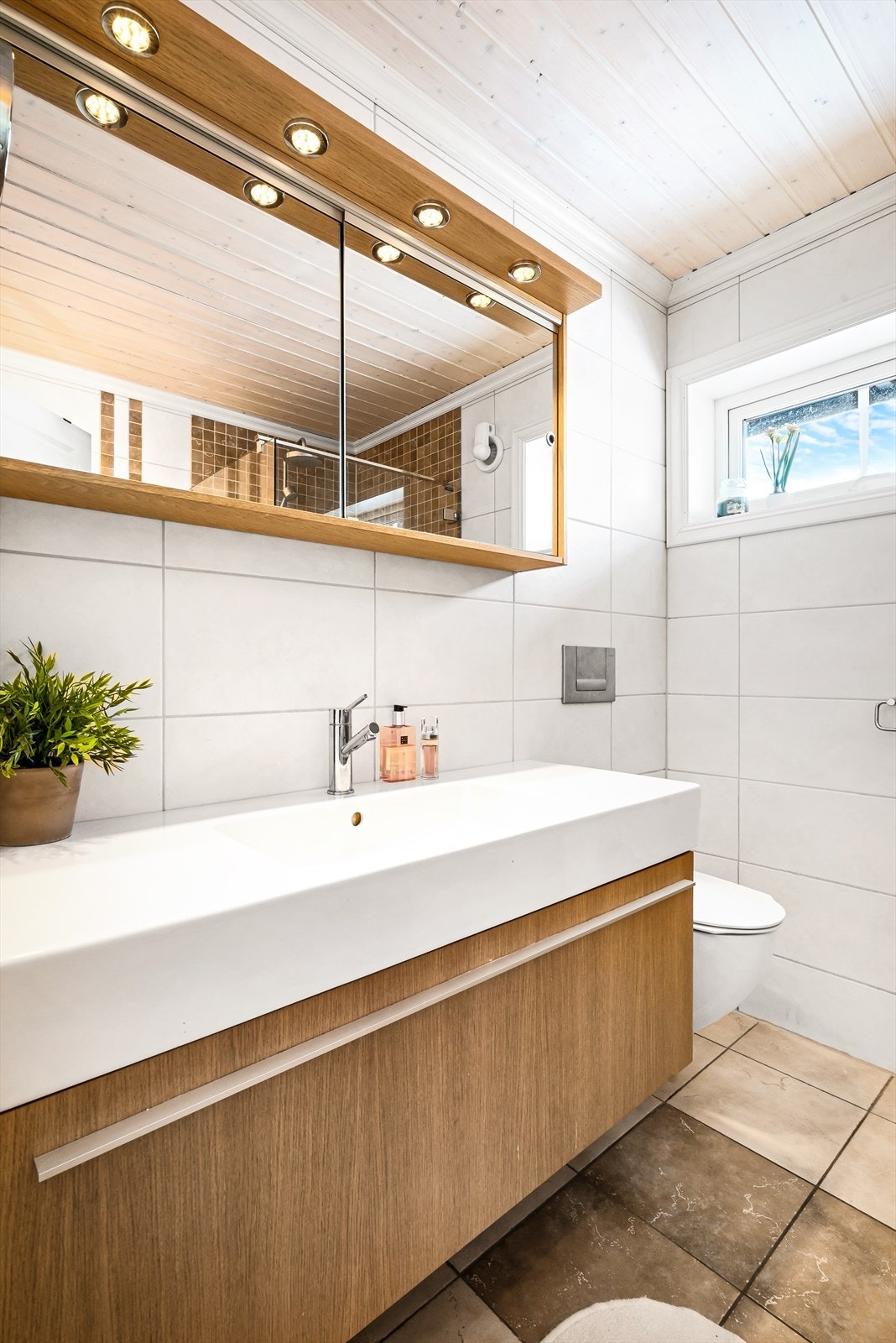 Badet er ca. 4,5 kvm og både toalett og baderomsinnredning er vegghengt. Galleribilde
