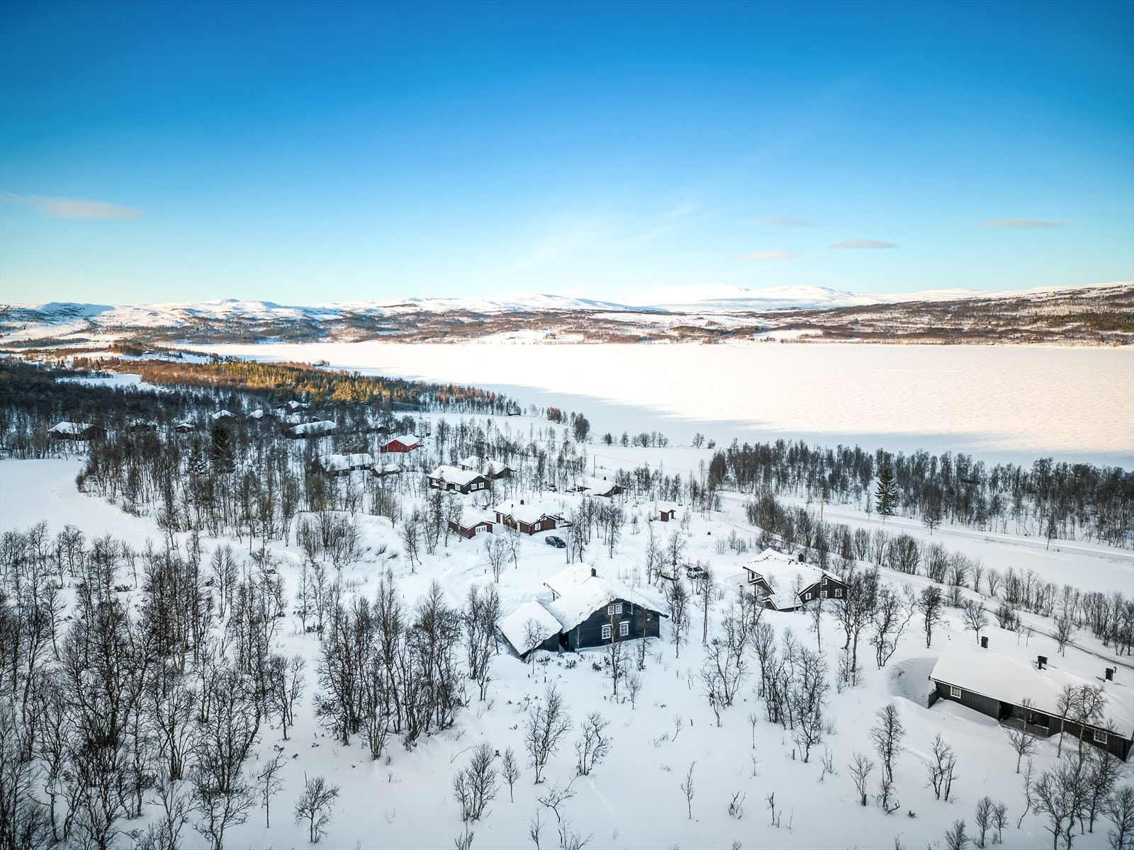 Det er ca. 11 km til Glåmos sentrum med dagligvarebutikk og stasjon. Røros sentrum ligger ca. 30 min biltur unna. Galleribilde