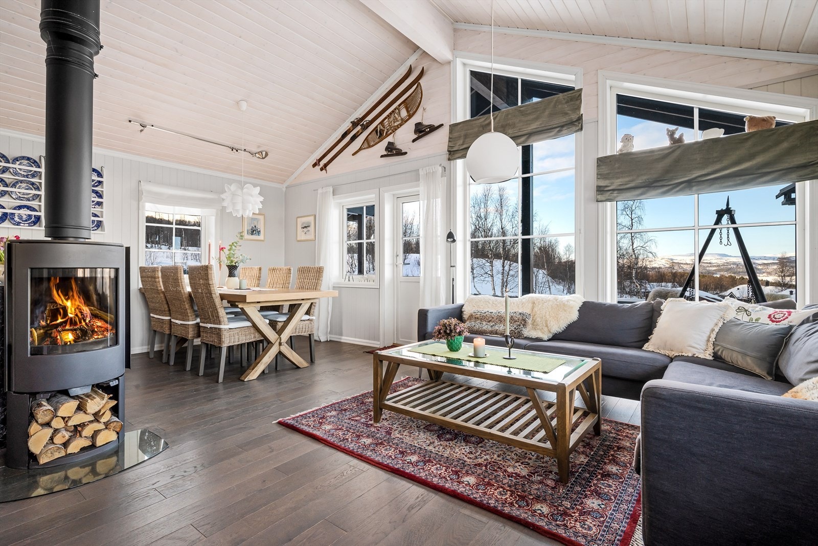 Stuen og kjøkkenet danner et åpent, sosialt rom for måltider, sofahygge og måltider. Galleribilde