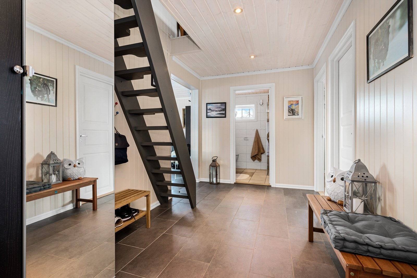 En hyggelig entré ønsker deg velkommen inn i hytta. Galleribilde