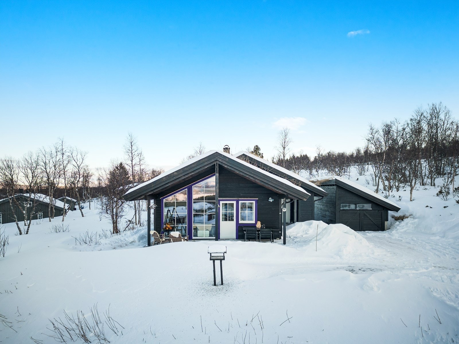 I 2015 ble det oppført en romslig garasje på ca. 32 kvm, og det er verdt å merke seg at garasjen har elbillader. Galleribilde