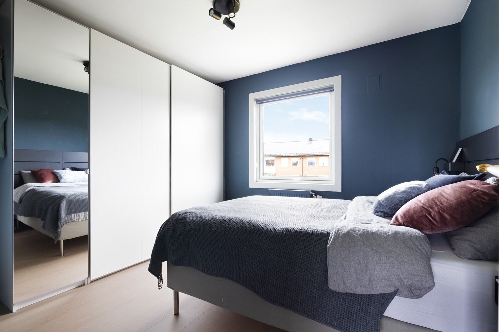 Soverommet er innredet med en stor skyvedørsgarderobe med rikelig lagringsplass Galleribilde