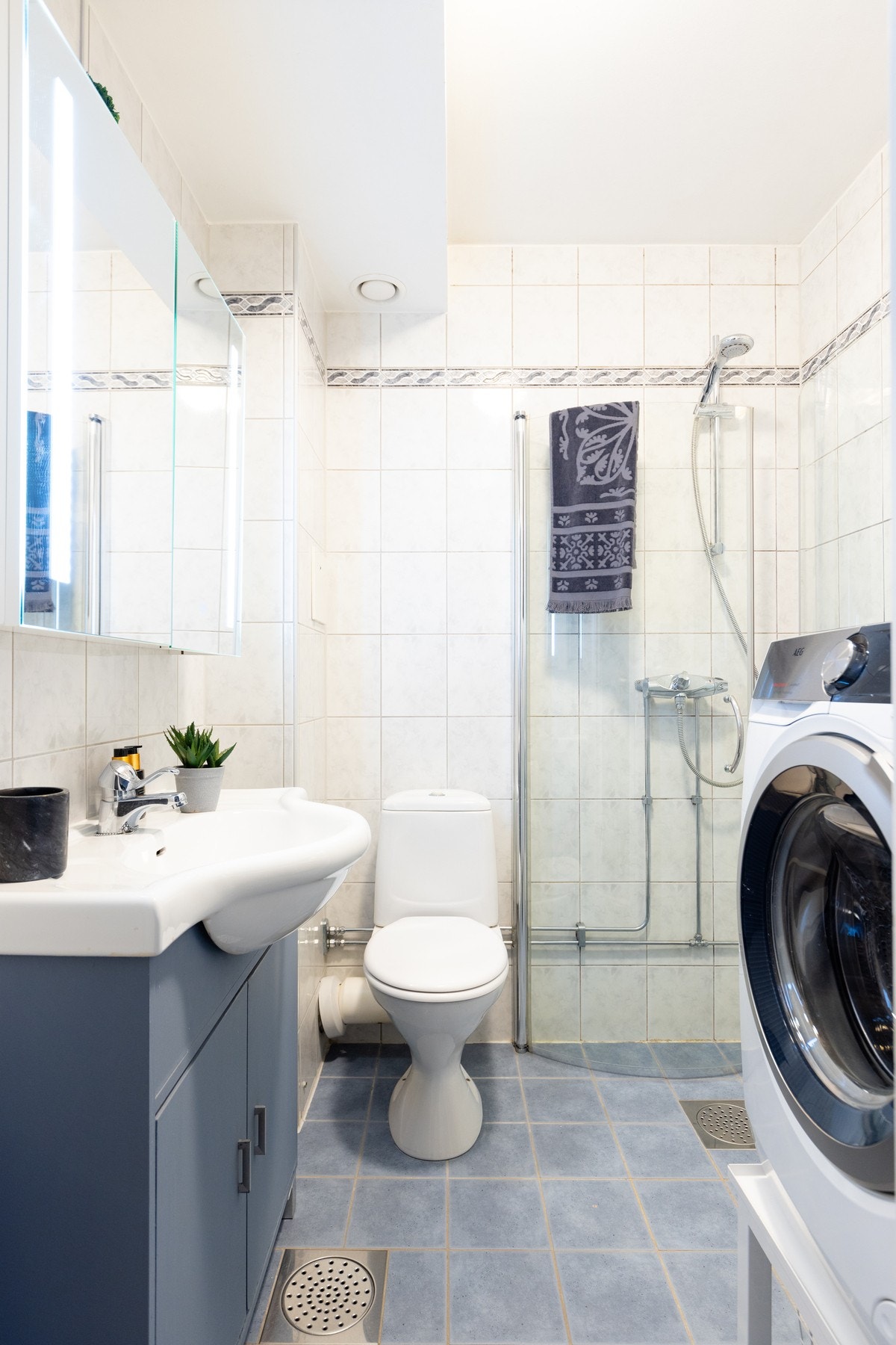 Det er gulvvarme og opplegg for vaskemaskin og tørketrommel Galleribilde