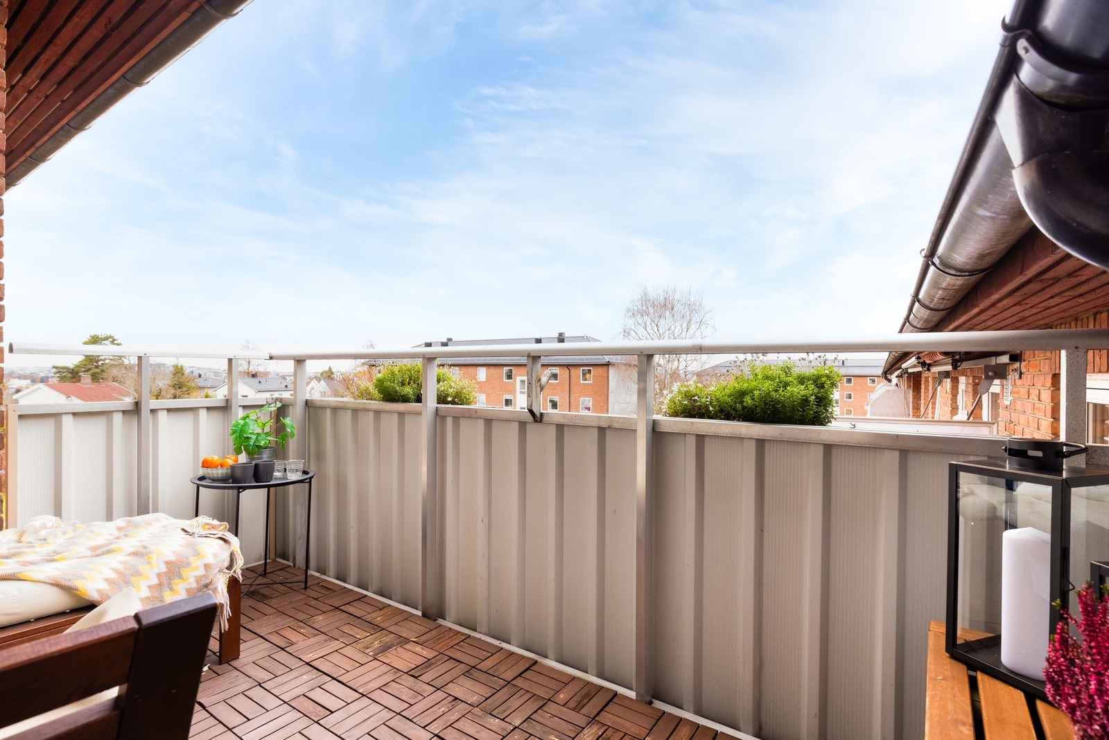 Den er målt til 7 kvm med plass til sittegruppe og grill Galleribilde