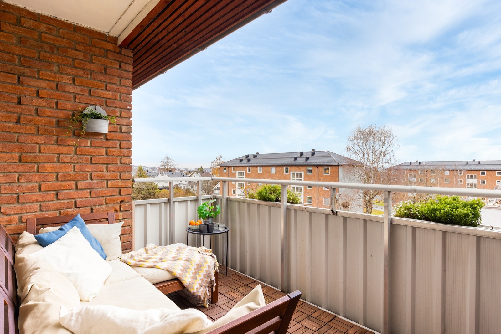 Romslig balkong med svært gode solforhold og plass til grill og loungegruppe Galleribilde