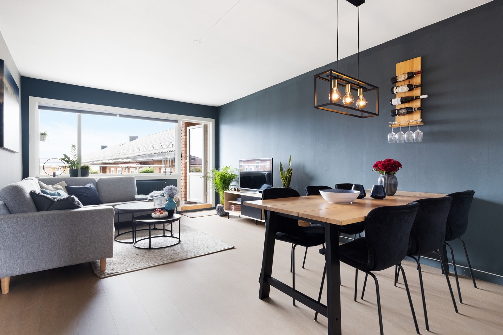 Stuen oppleves luftig og romslig med plass til både sofa, tv og spisebord Galleribilde