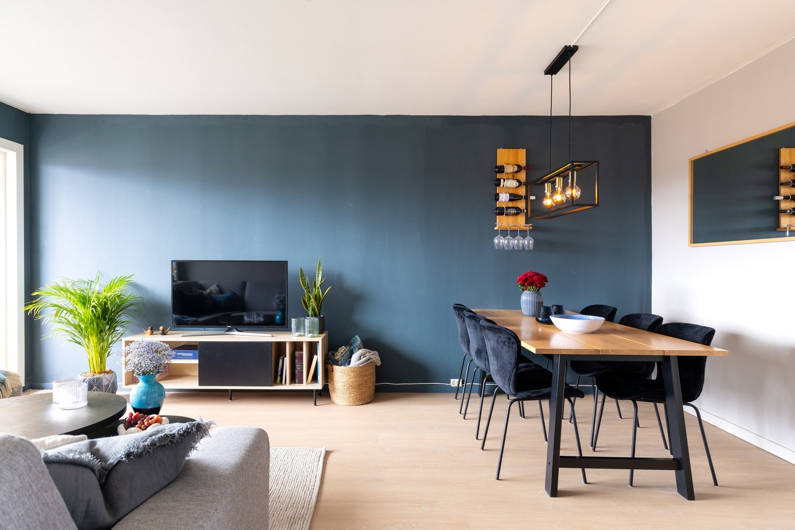 Rundt spisebordet er det god plass til å dekke på til 6 stk uten å ommøblere Galleribilde