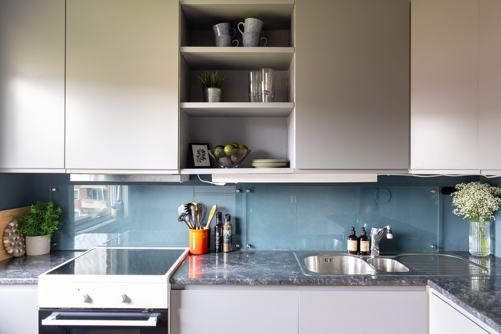 Kjøkkenet er oppgradert med nyere fronter og høyskap til kjøleskap med fryser Galleribilde