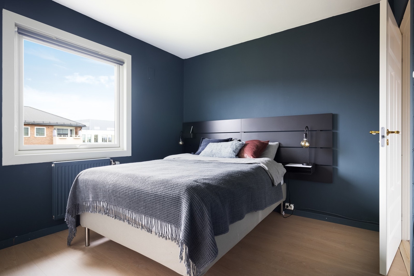 Hovedsoverommet er av sjenerøs størrelse og har god plass til 180cm seng med nattbord på begge sider Galleribilde