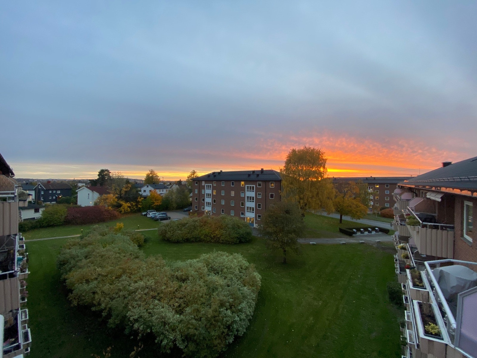 Grønt utsyn mot borettslagets grønne arealer Galleribilde