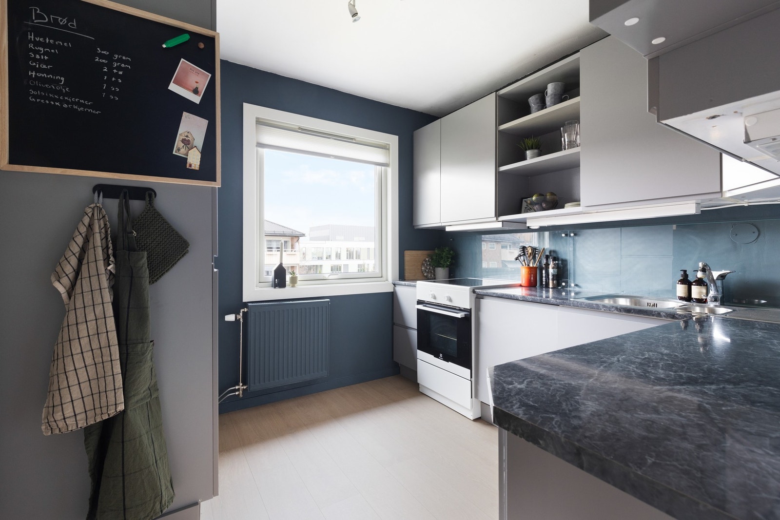 Her er det gode arbeidsvilkår med mye lagringsplass og benkeplass Galleribilde