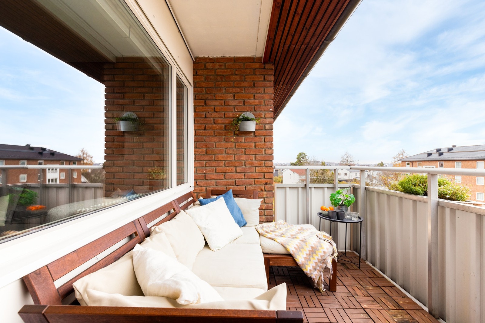 Balkongen vender vest og har svært gode solforhold Galleribilde