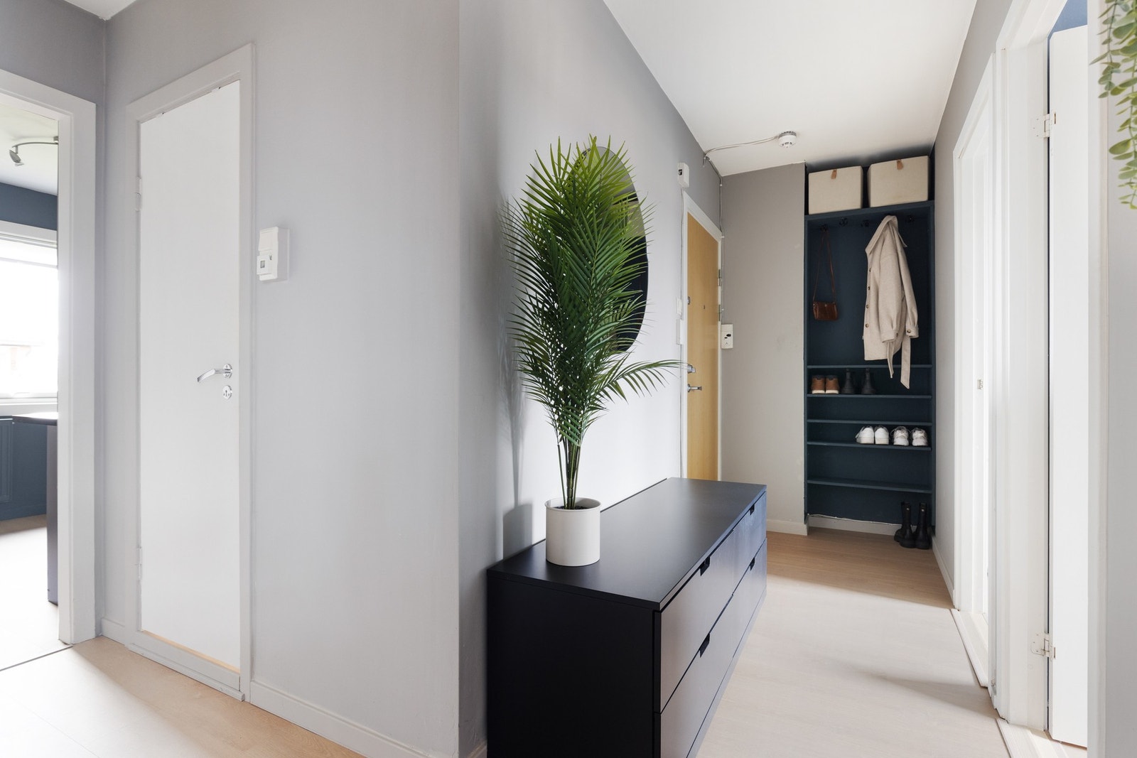Entreen er romslig og har plass til lagringsmøbler Galleribilde