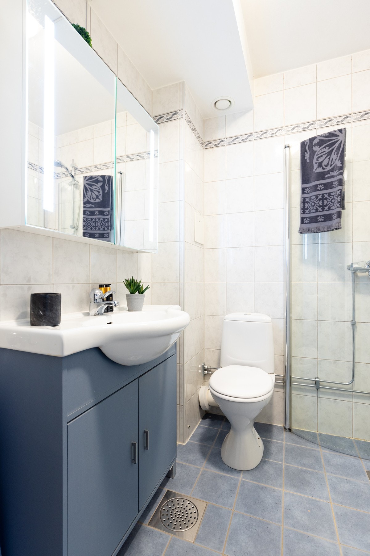 Badet ble pusset opp i 2008 i regi av borettslaget og fremstår moderne med pene fliser, åpent dusjhjørne og nyere innredning Galleribilde