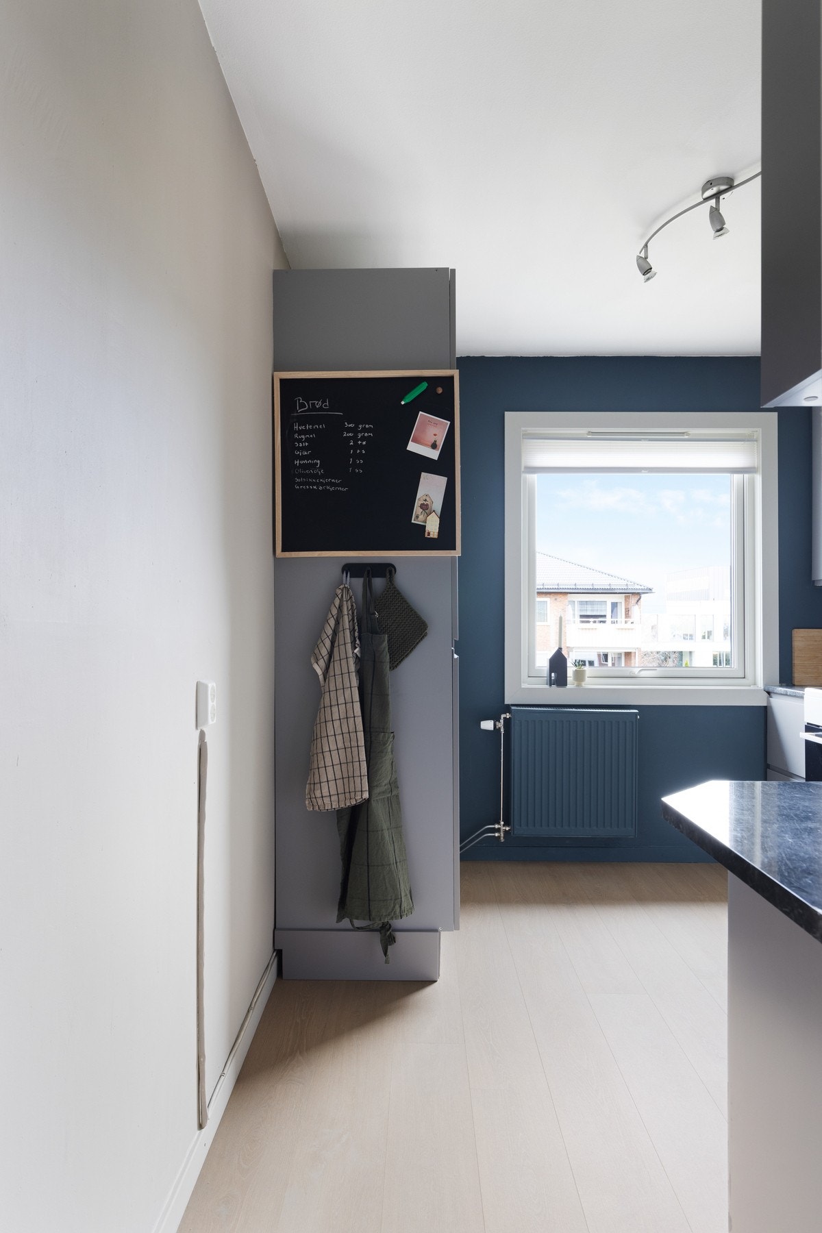 Leiligheten har et separat og romslig kjøkken Galleribilde